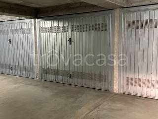 Garage in affitto a Monza via Monte Santo, 20