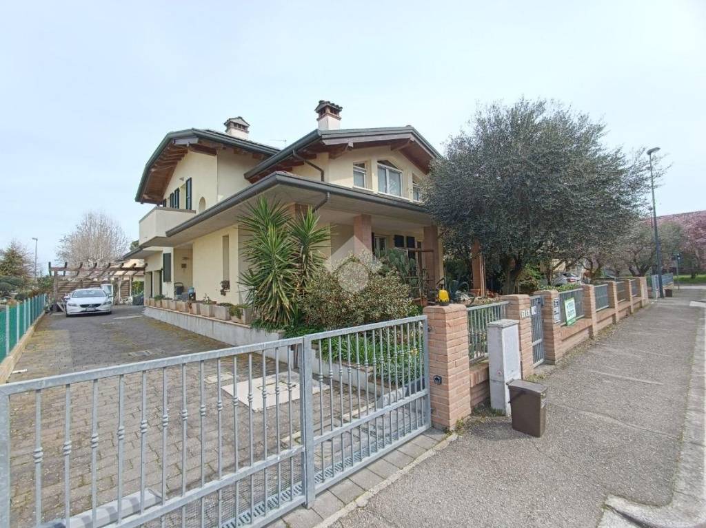 Villa Bifamiliare in vendita a Ravenna via della Cinciallegra, 5
