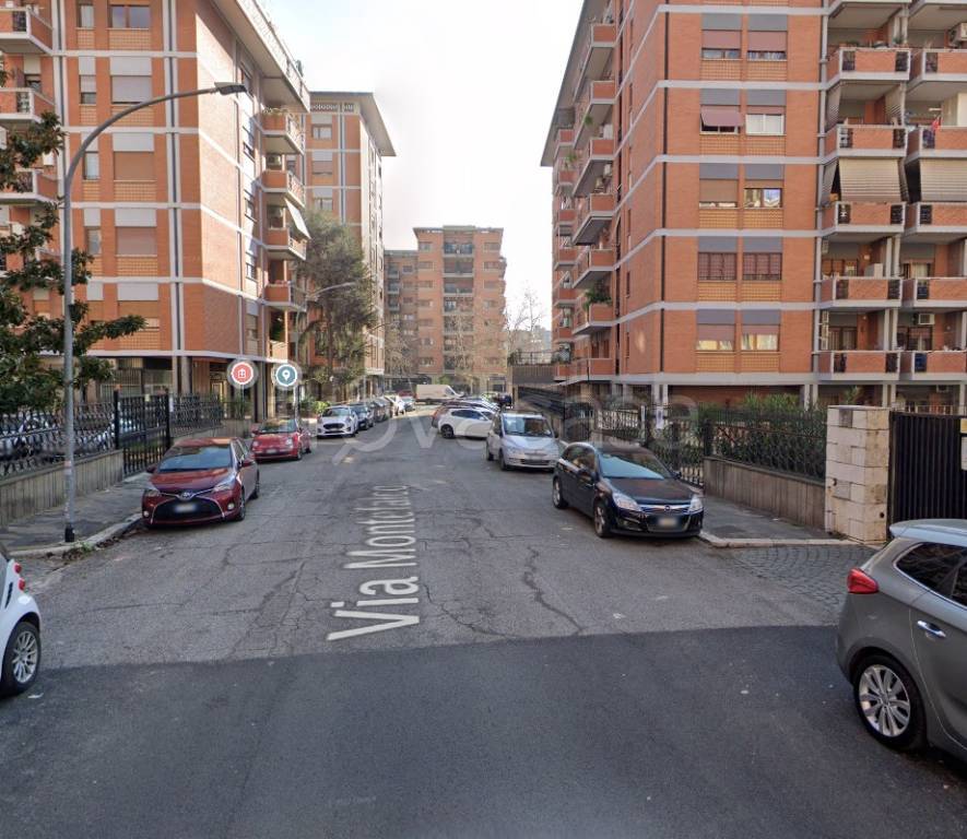 Appartamento in affitto a Roma via Montefalco