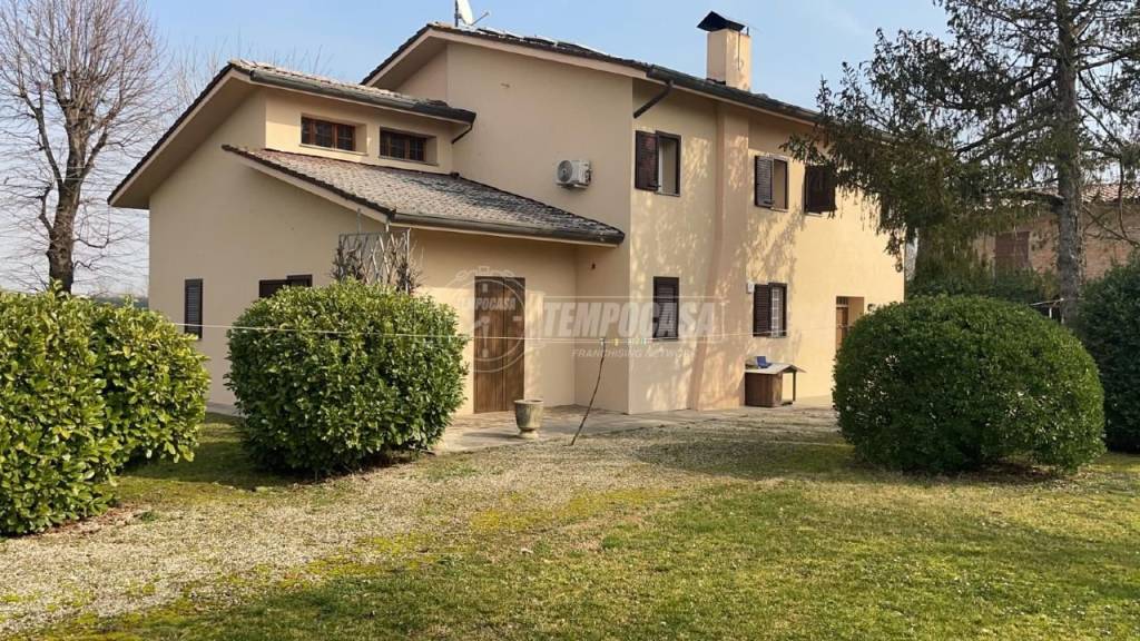 Casa Indipendente in vendita a Cento via Minelli, Alberone 35