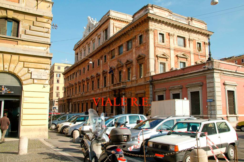Negozio in vendita a Roma via Principe Umberto, 5