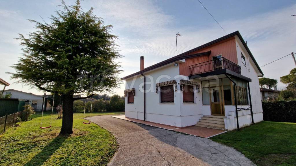 Villa in vendita a Fontanafredda via Vincenzo Monti, 16