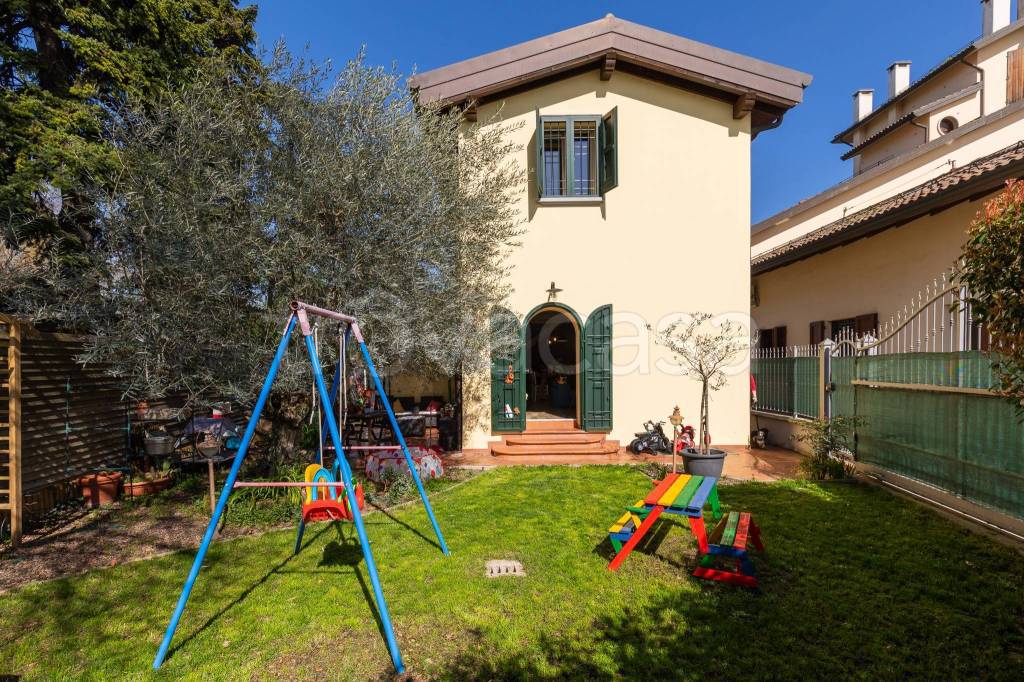 Villa in vendita a Bologna via Enrico Mattei, 84