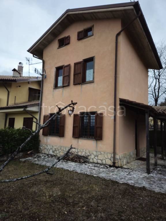 Casa Indipendente in vendita a Rocca di Cambio via Gran Sasso