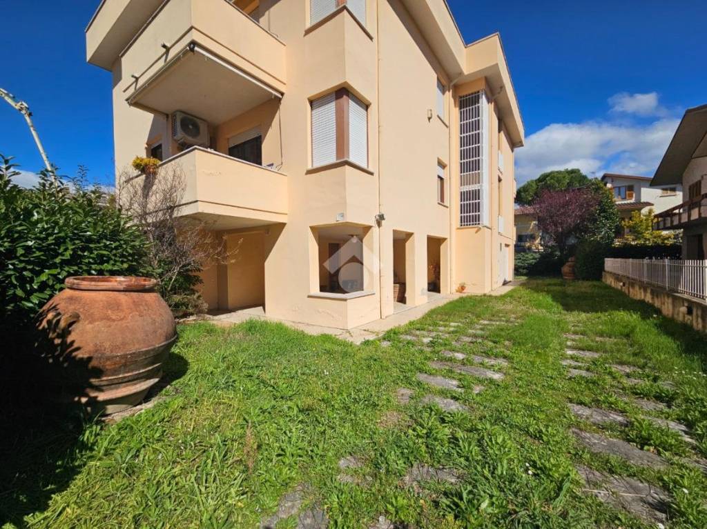 Villa Bifamiliare in vendita a Foligno via Sicilia