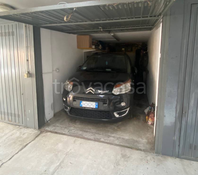 Garage in vendita a Milano via Emilio Treves, 6