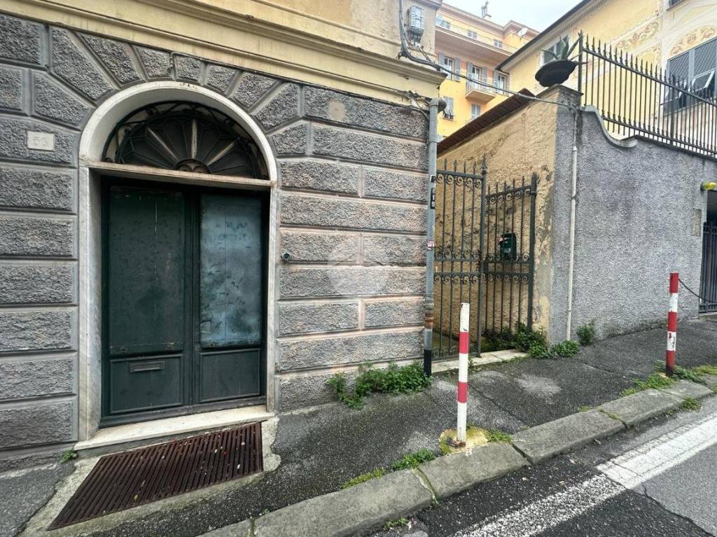 Negozio in vendita a Genova commerciale Via Teodoro II di Monferrato, 56