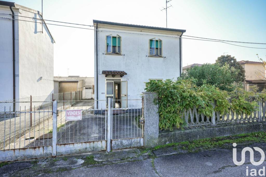Villa in vendita a Jolanda di Savoia via renato scalambra