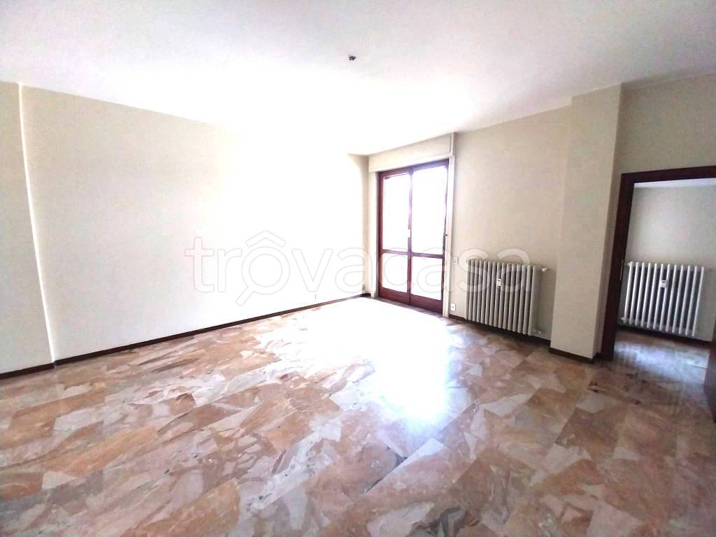 Appartamento in affitto a Milano via Monferrato, 7
