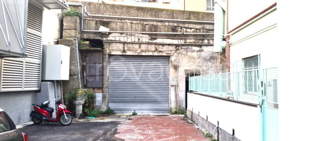 Capannone Industriale in vendita a Genova via Tortona, 7