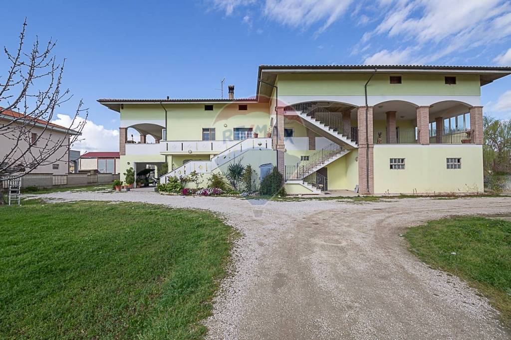 Villa Bifamiliare in vendita a Collecorvino congiunti, 116