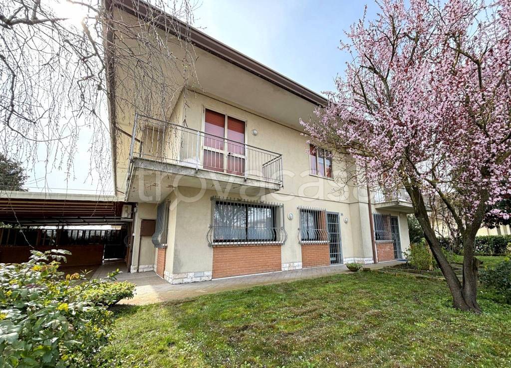 Villa Bifamiliare in vendita a Taglio di Po via Aldo Moro