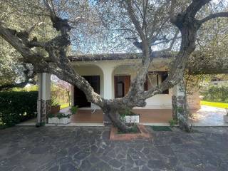 Villa in vendita ad aprilia via delle camelie, 19