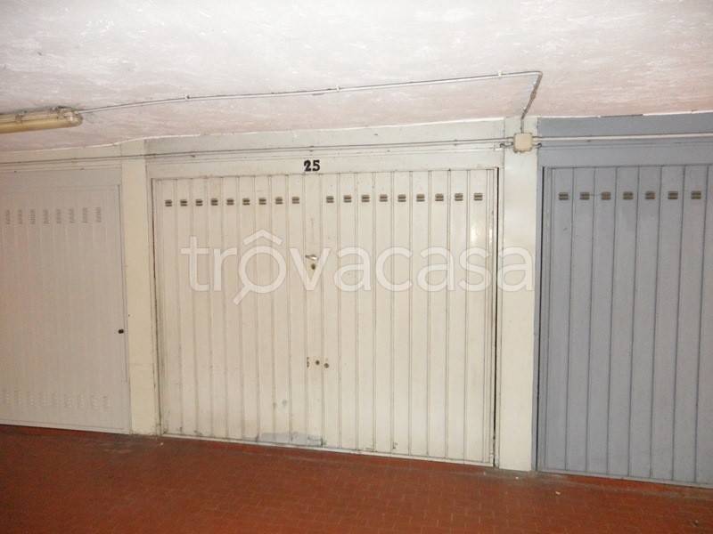Garage in vendita a Milano via Enrico Gonzales, 8