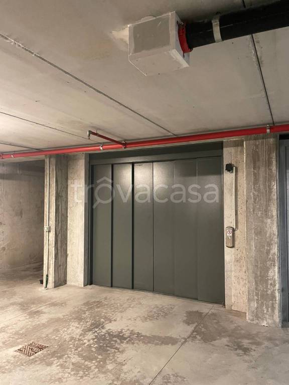 Garage in affitto a Milano via Iglesias, 29A