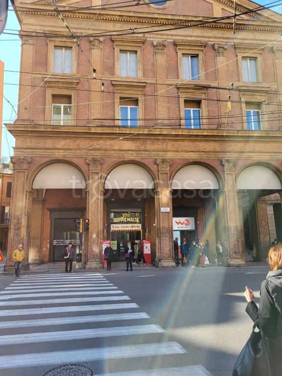 Negozio in affitto a Bologna via Ugo Bassi