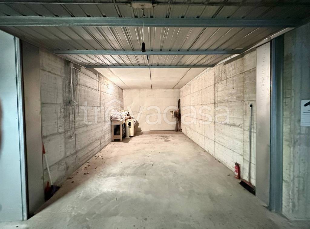 Garage in affitto a Milano via Francesco Martinengo, 37