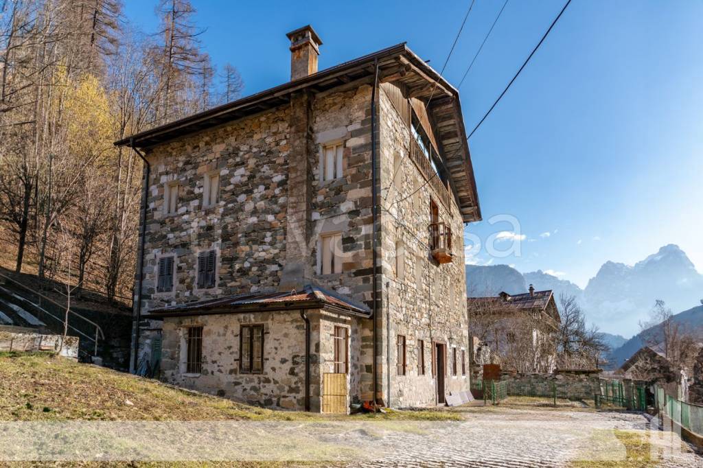 Villa in vendita a Val di Zoldo via Roma, 92