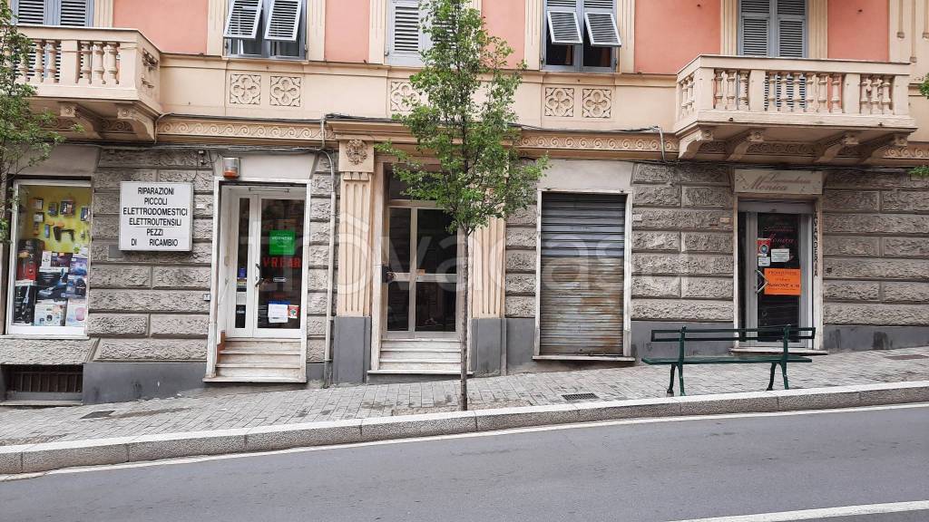 Negozio in vendita a Genova viale Carlo Canepa, 20r