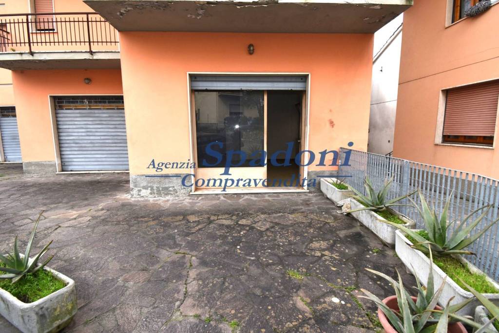 Negozio in vendita a Monsummano Terme via Alcide De Gasperi, 140