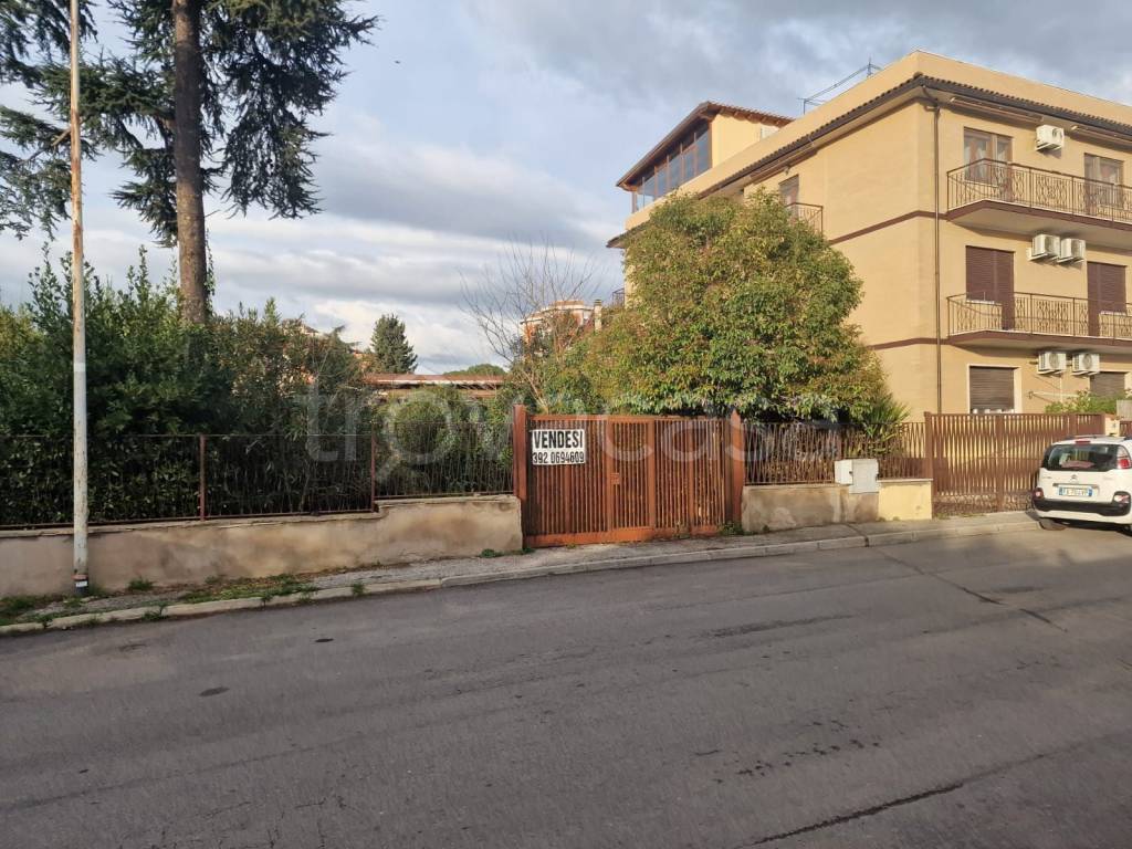 Magazzino in in vendita da privato a Roma via Giovanni Battista Manzella, 36