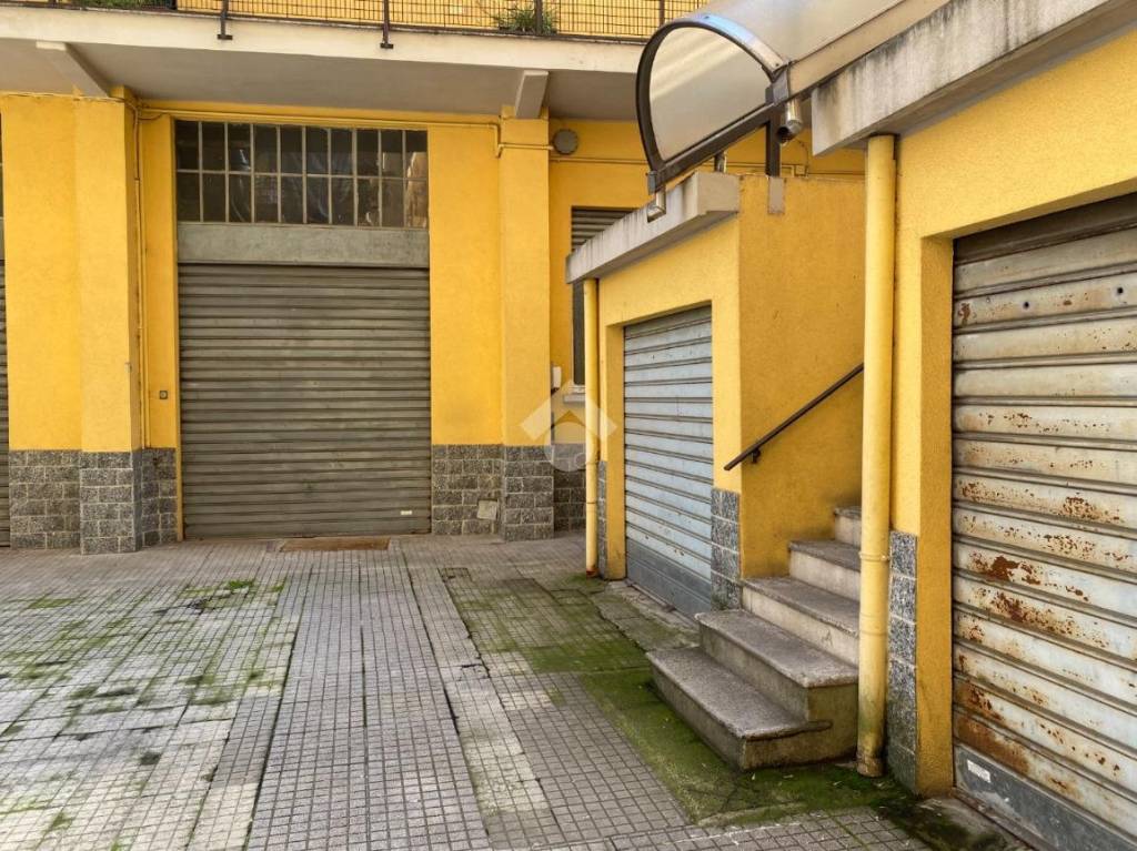 Garage in vendita a Milano via degli Imbriani, 10