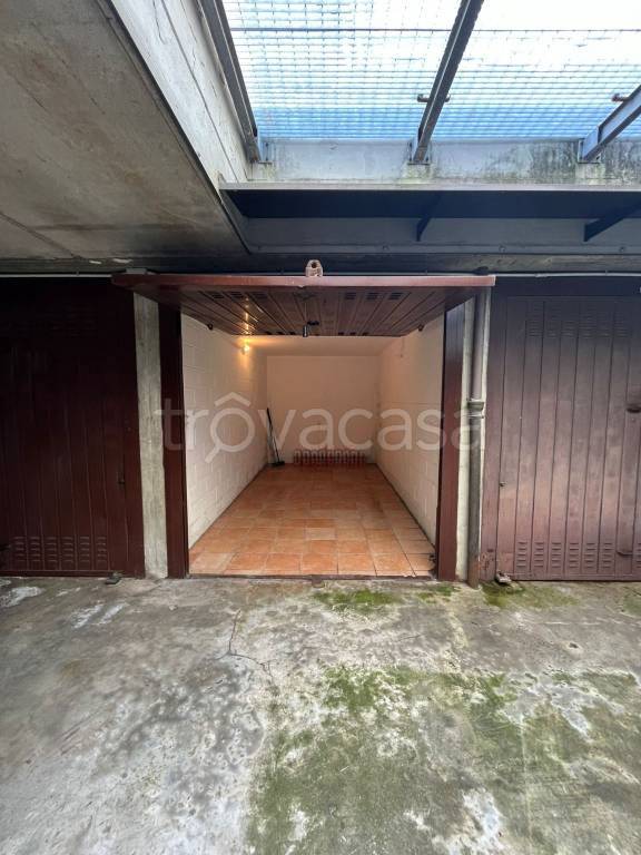 Garage in vendita a Rozzano via Guido Rossa, 33