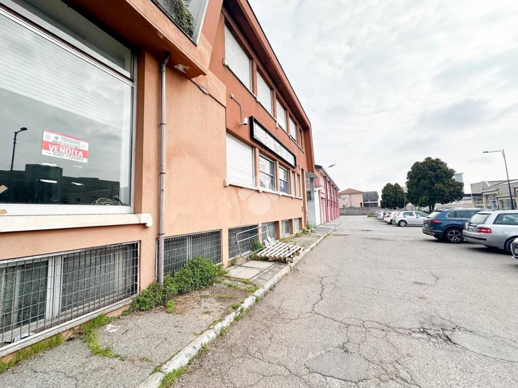 Negozio in vendita a Cinisello Balsamo via Pelizza da Volpedo, 1
