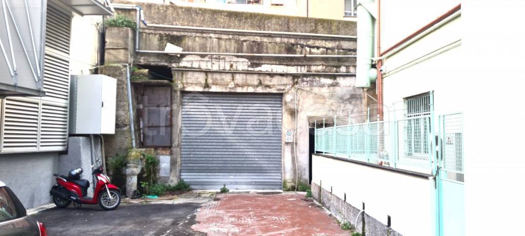 Garage in vendita a Genova via tortona, 7
