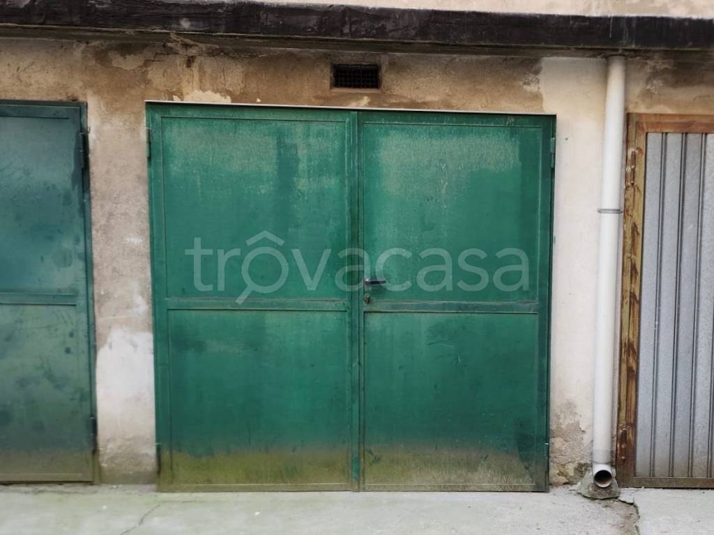Garage in vendita a Milano via Volterra, 13