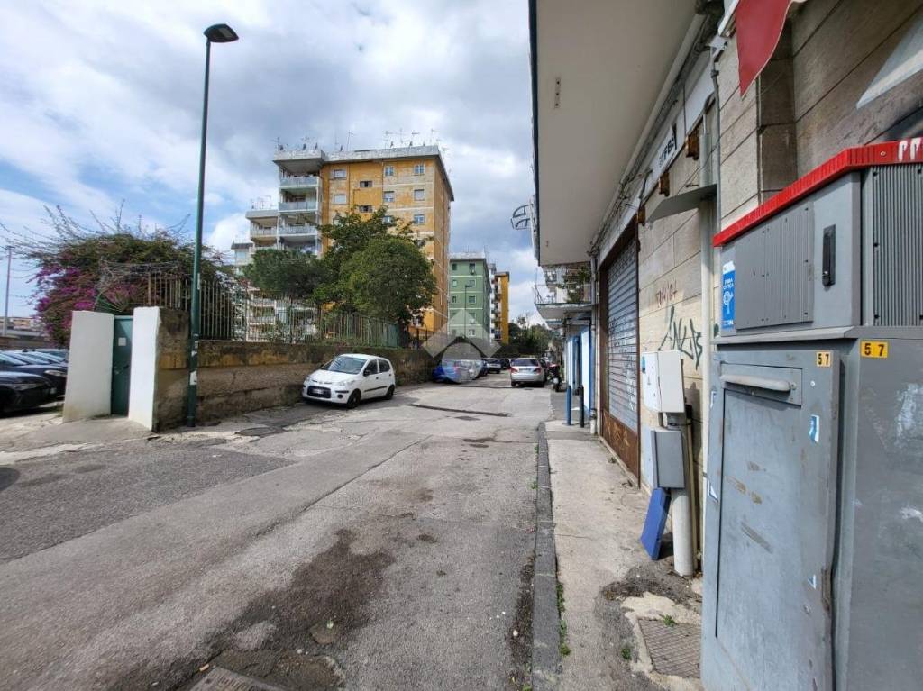 Negozio in vendita a Napoli via Canzanella Vecchia, 62