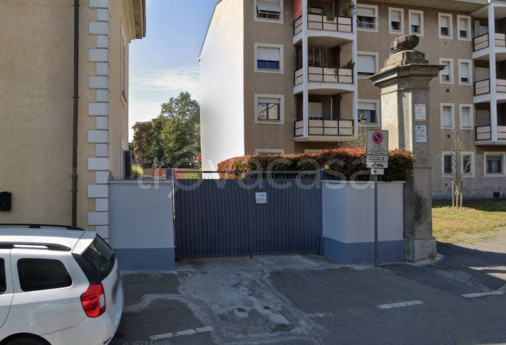 Garage in vendita a Milano via Fratelli Zoia, 46