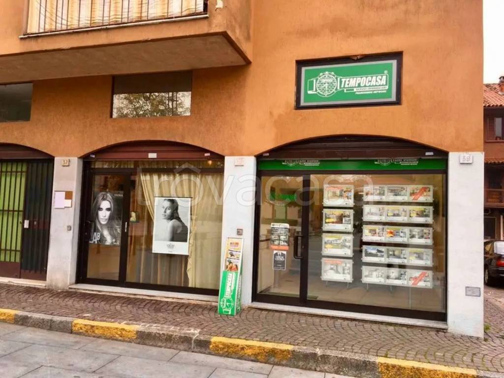 Negozio in vendita a Cassano d'Adda piazza Generale Domenico Perrucchetti