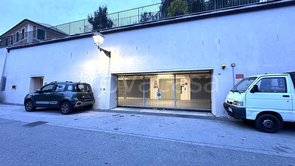 Garage in vendita a Genova via Sant'Ilario