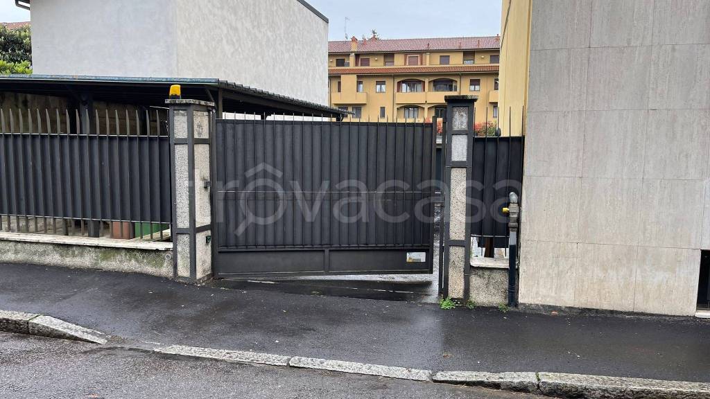 Garage in vendita a Legnano via Grigna, 13