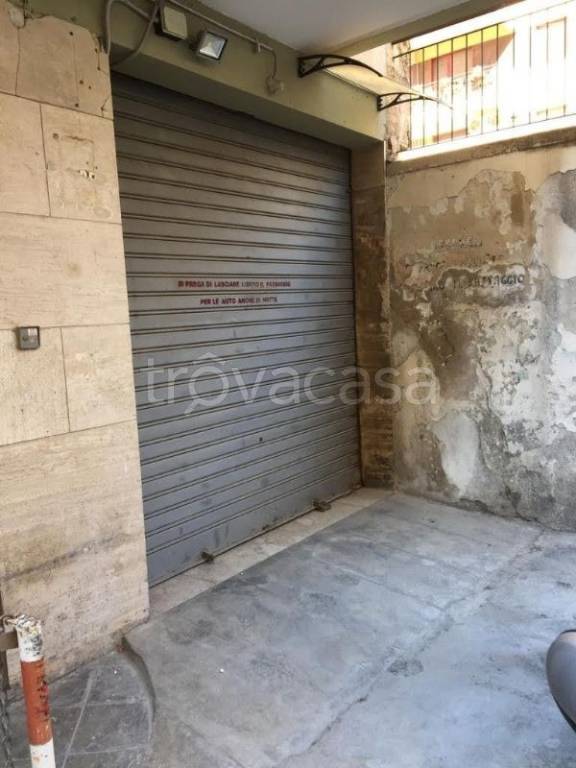 Garage in vendita a Palermo via Sampolo
