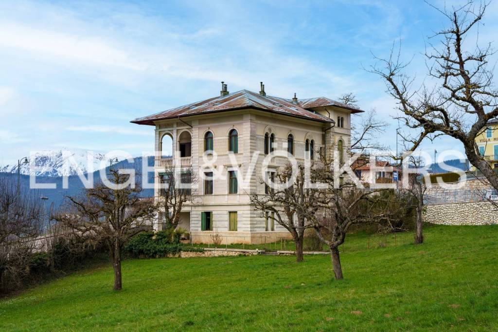 Villa Bifamiliare in vendita a Borgo d'Anaunia viale Belvedere, 16