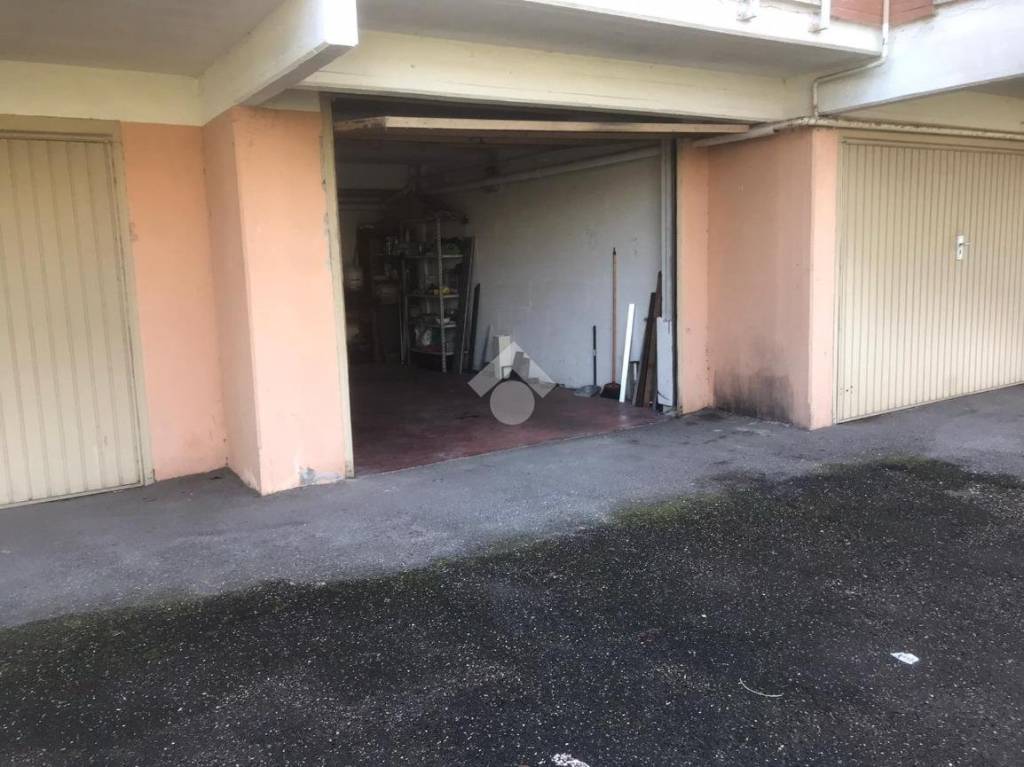 Garage in vendita a Roma via Bosco degli Arvali, 84