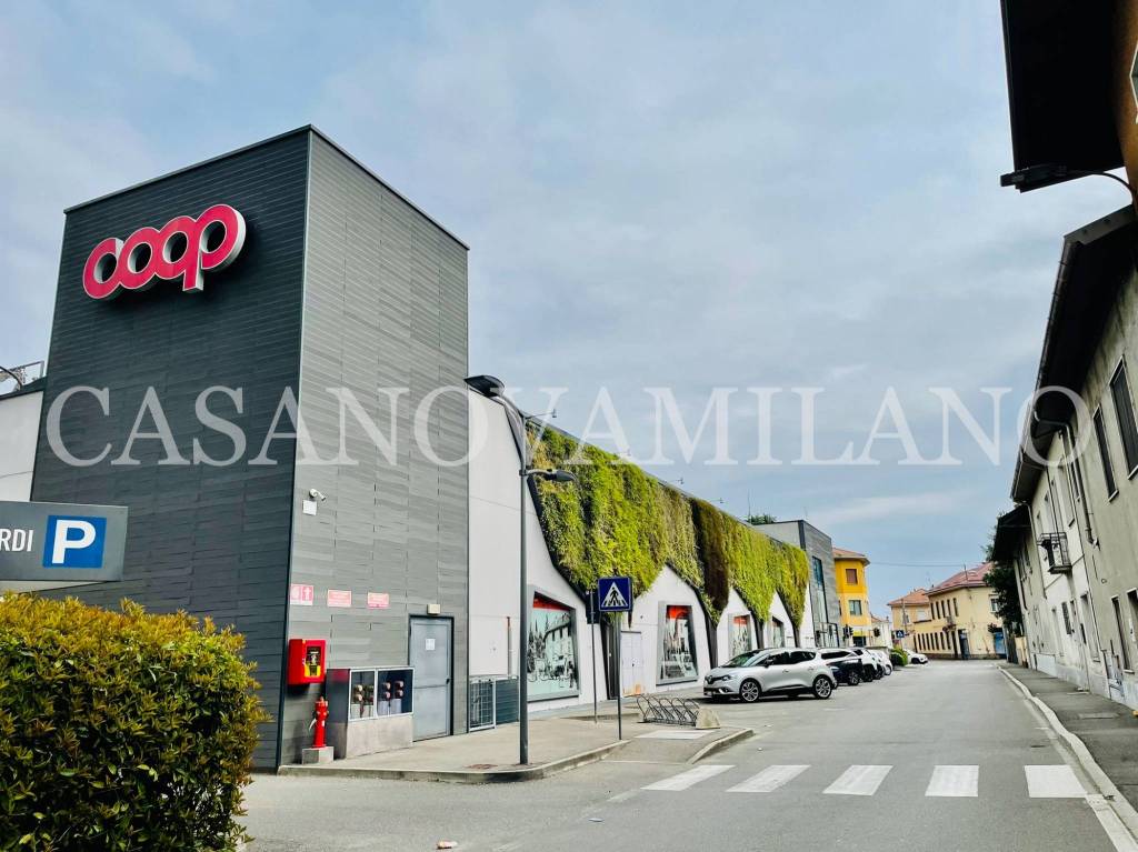 Negozio in vendita a Cassano Magnago via Giacomo Matteotti, 40