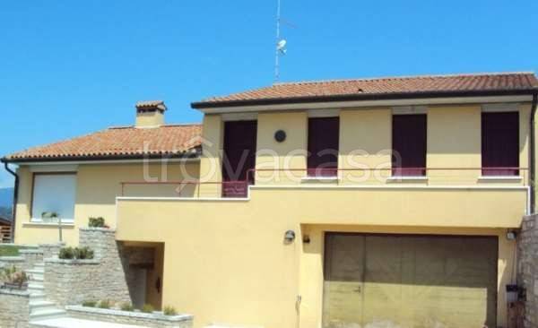 Casa Indipendente in vendita a Vittorio Veneto via Formeniga
