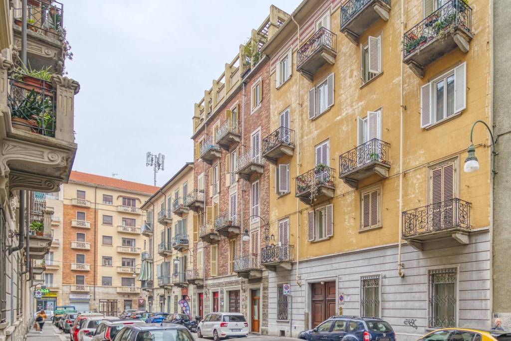 Magazzino in vendita a Torino via Scalenghe, 3