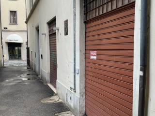 Garage in vendita ad arezzo via giuseppe garibaldi, 59