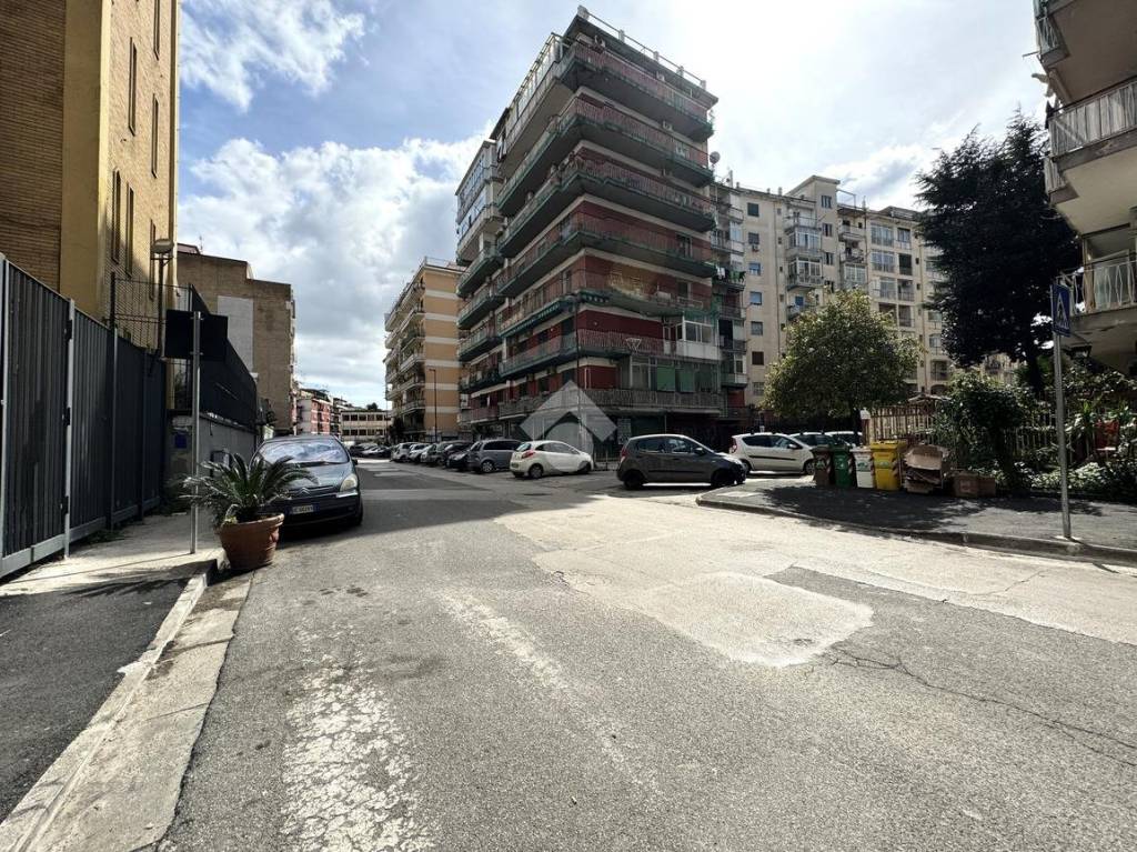Garage in vendita a Napoli traversa Maglione, 67