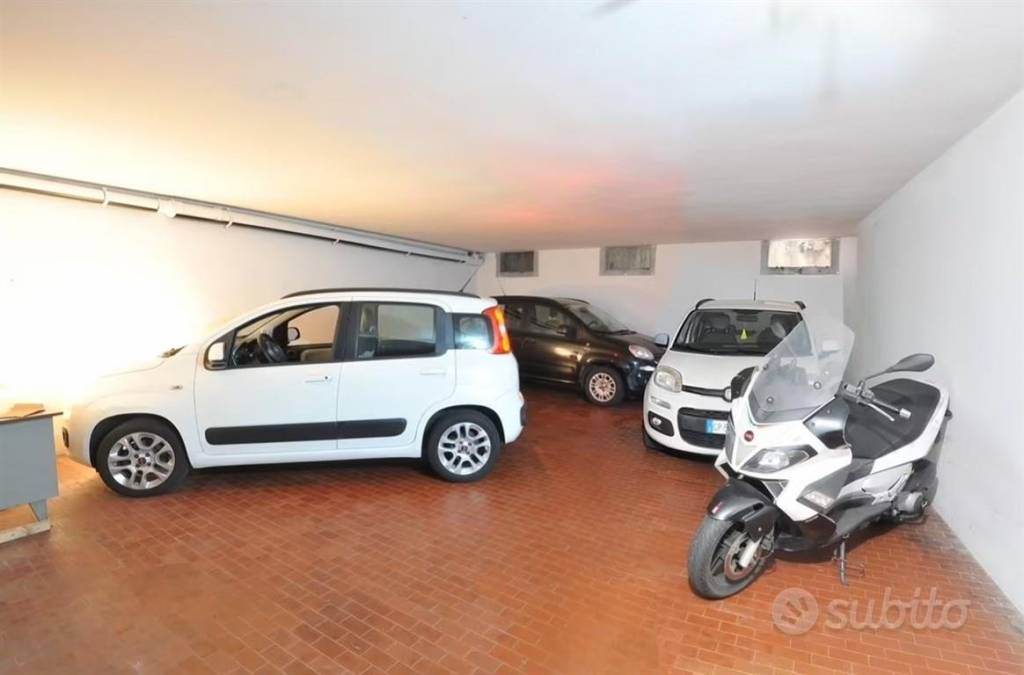 Garage in vendita a Malgrate via roma