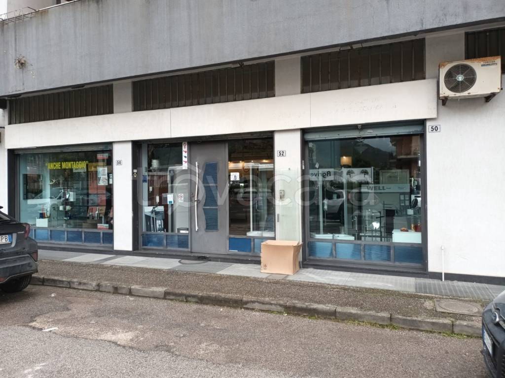 Negozio in vendita a Salerno viale Richard Wagner, 60