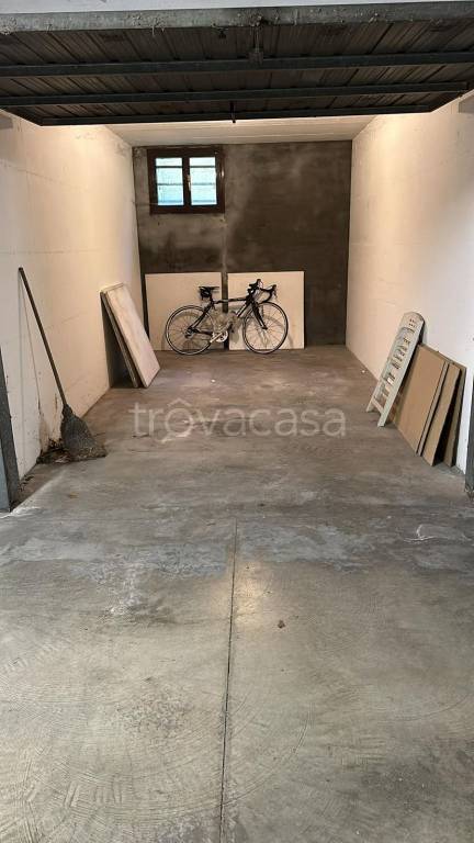 Garage in vendita a Modena via Giuseppe Gambigliani Zoccoli, 69