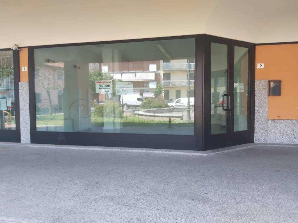 Negozio in vendita a Santo Stefano Ticino piazza Pertini 1