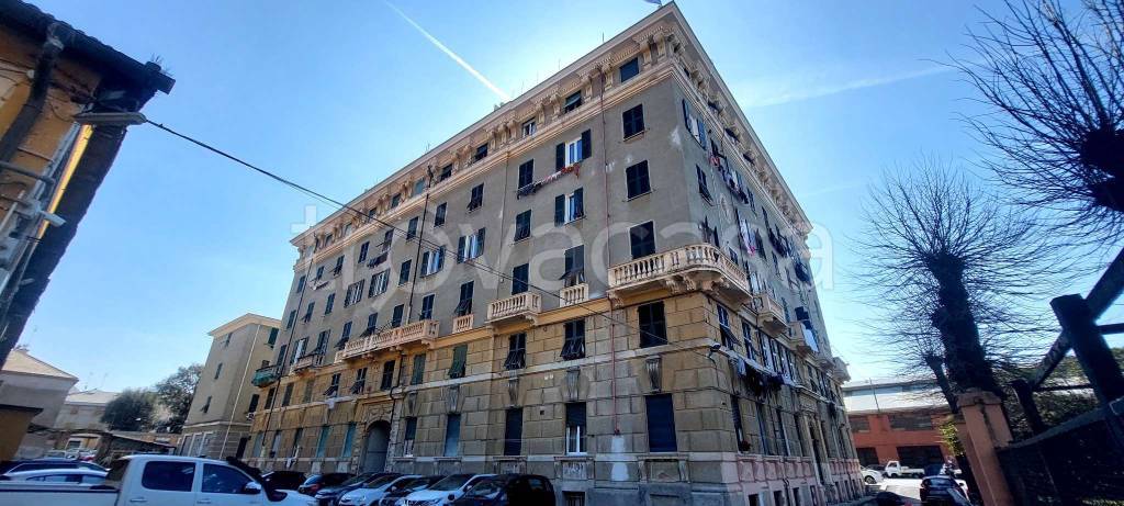 Magazzino in vendita a Genova via Merano