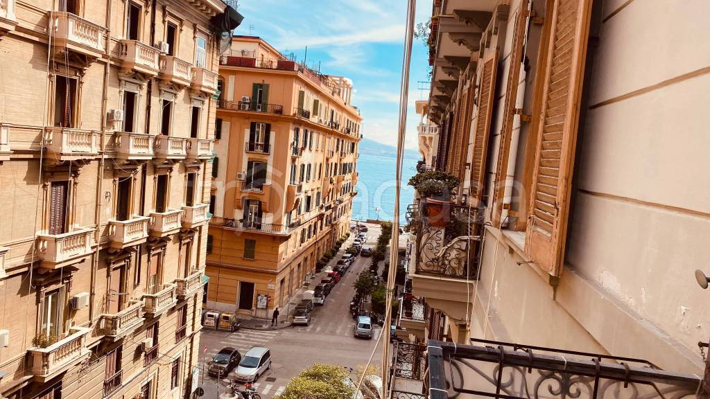 Appartamento in affitto a Napoli via Santa Lucia, 135