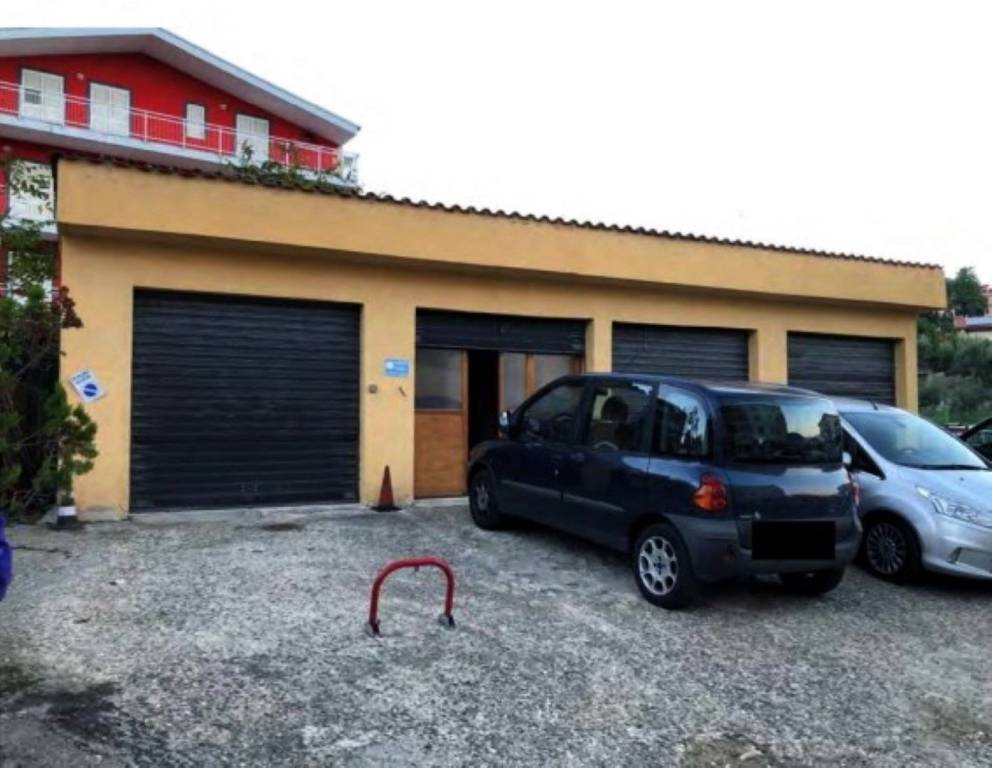 Garage in vendita a Mendicino via Alessandro il Molosso